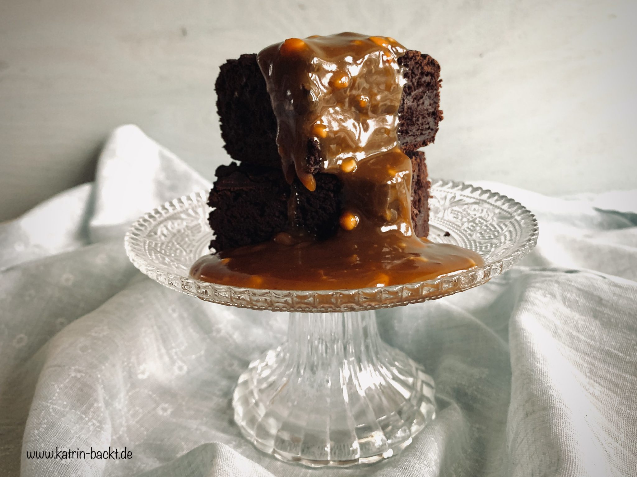 Brownies mit Erdnussbutter-Karamell-Soße, Vegan! | katrin-backt