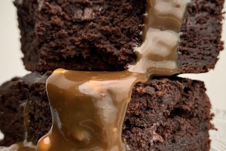 Brownies mit Erdnussbutter-Karamell-Soße, Vegan!