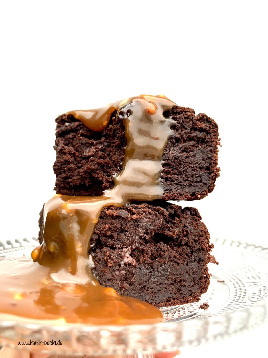Brownies mit Erdnussbutter-Karamell-Soße, Vegan! | katrin-backt