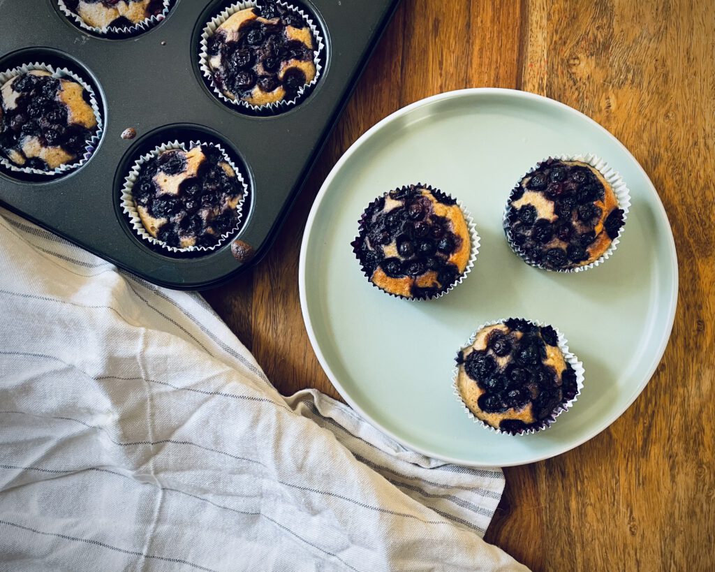 Bananen-Erdnussbutter-Blaubeer-Muffins | katrin-backt